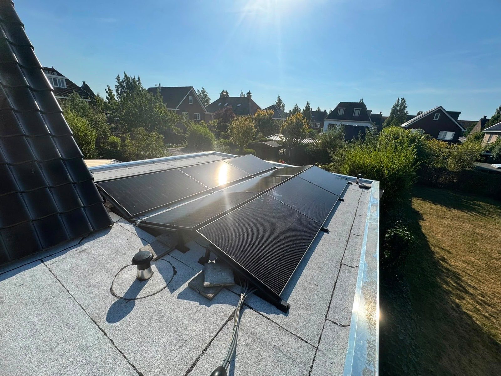 Nette bekabeling en waterdichte dakdoorvoer bij zonnepanelen op een plat dak