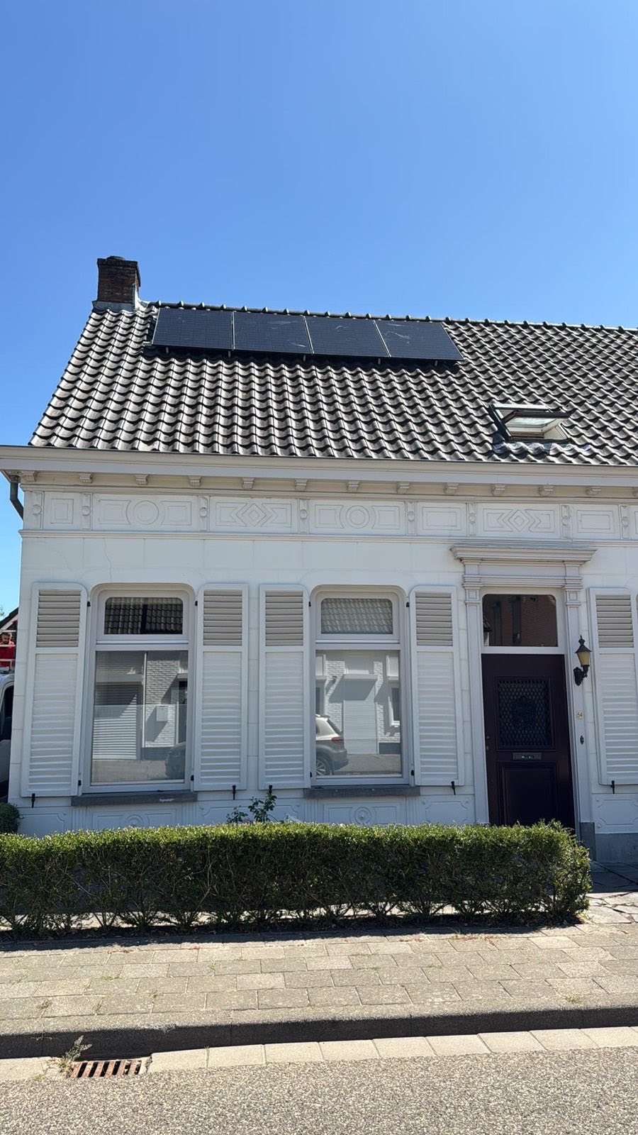 Zonnepanelen op een pannendak van een woning